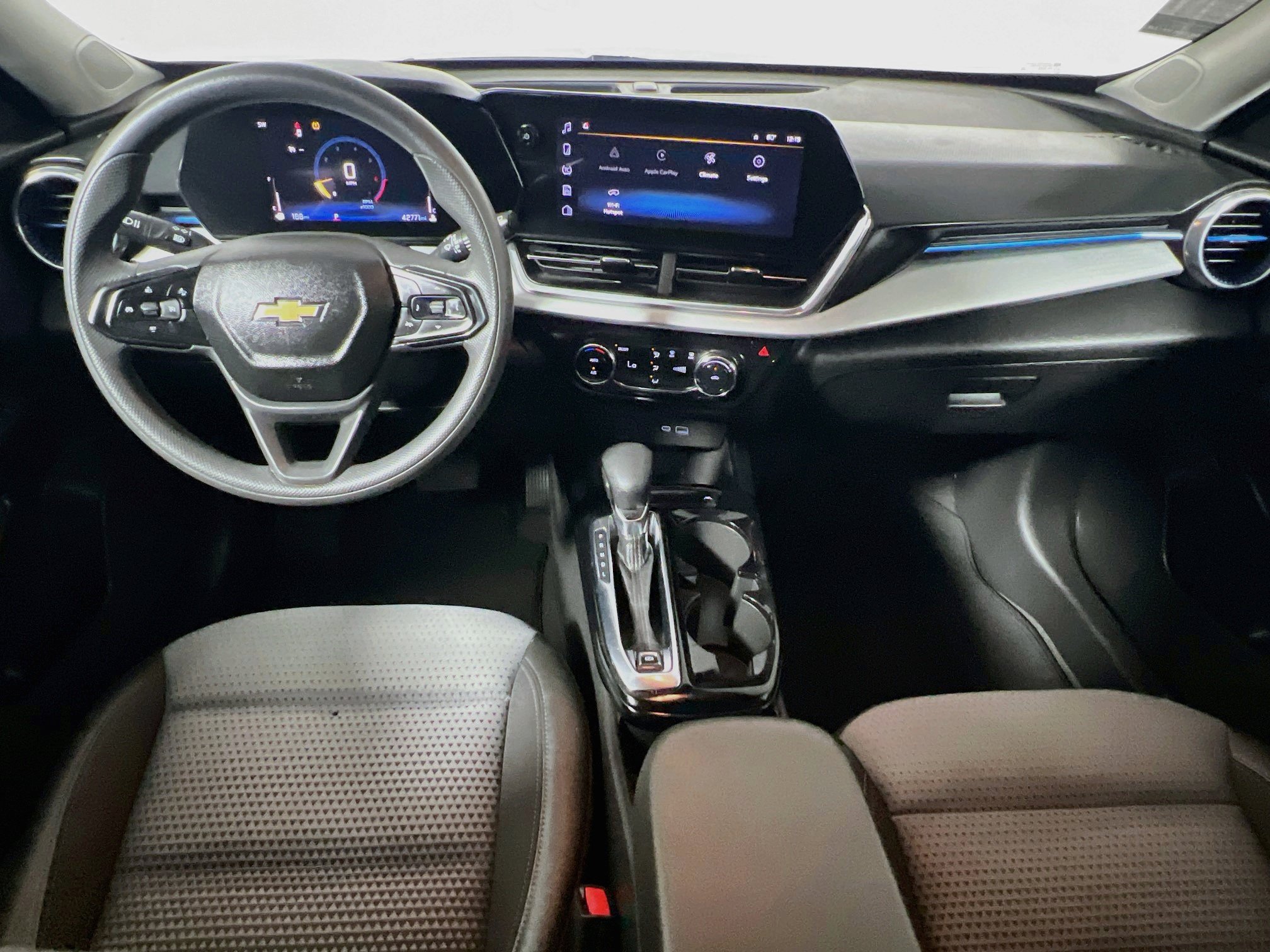 Used 2025 Chevrolet Trax LT FWD image 29