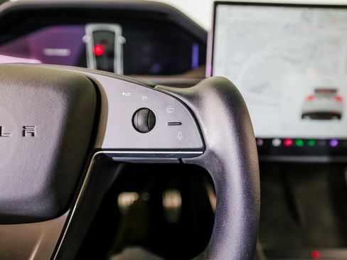 Used 2022 Tesla Model X image 16