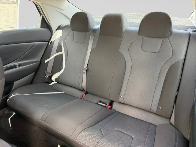 Used 2025 Hyundai Elantra SE FWD image 13