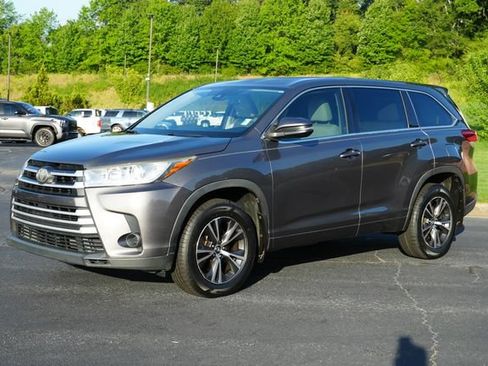 Used 2017 Toyota Highlander LE FWD image 3