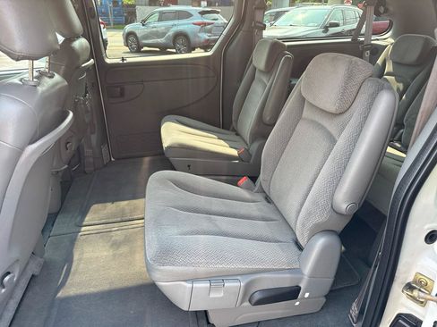 Used 2005 Chrysler Town & Country Touring FWD image 23