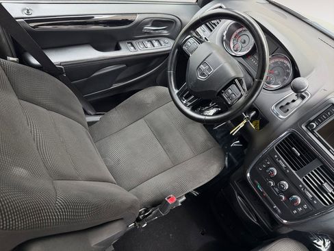 Used 2020 Dodge Grand Caravan SE FWD image 15