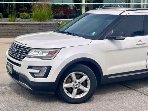 Used 2016 Ford Explorer XLT w/ Equipment Group 202A AWD/4WD image 2