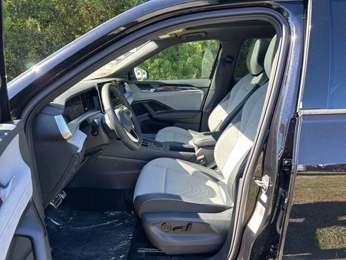 New 2026 Volkswagen Tiguan SE R-Line FWD image 9