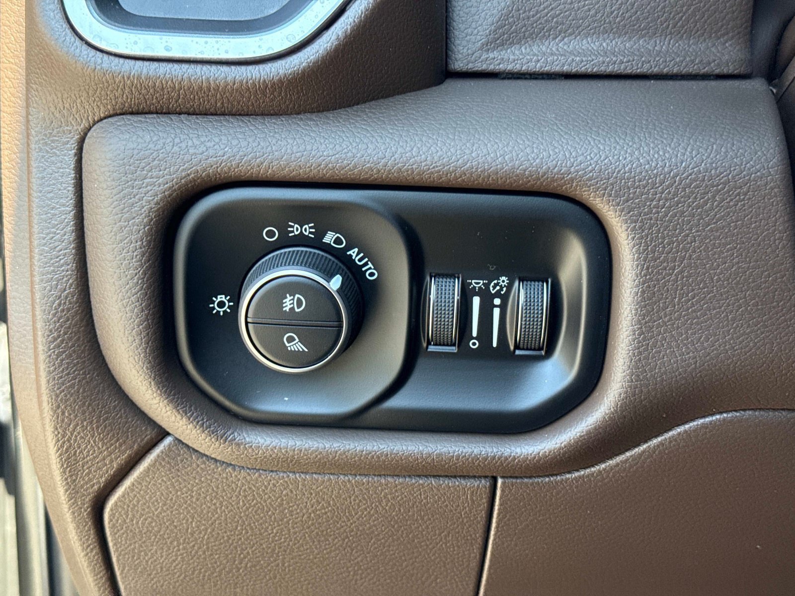 Certified 2025 RAM 2500 Laramie AWD/4WD image 32