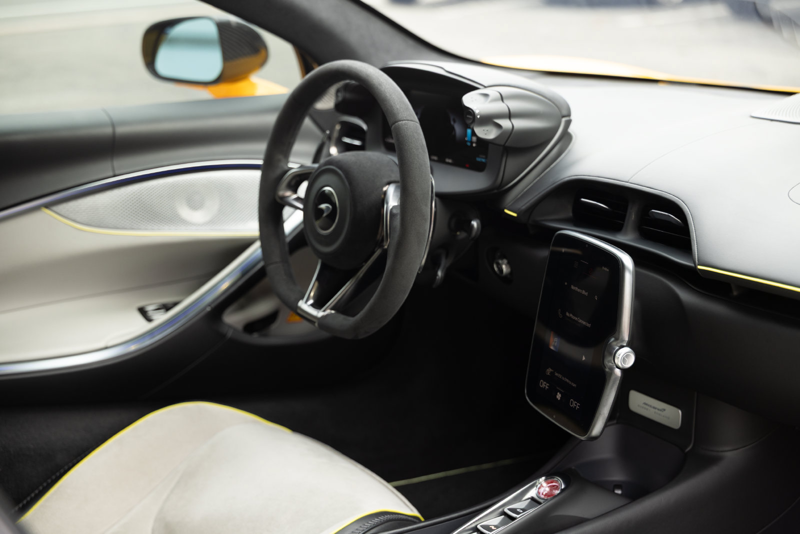 Used 2023 McLaren Artura RWD image 19