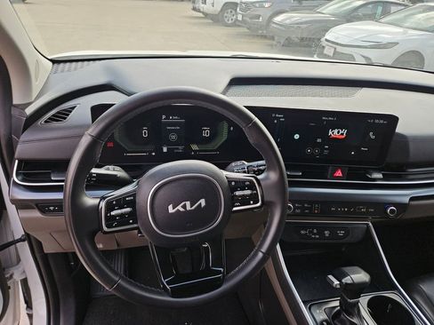 Used 2025 Kia Carnival image 17