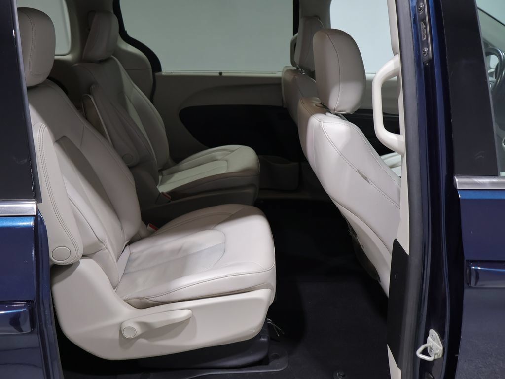 Used 2021 Chrysler Pacifica Touring-L FWD image 27