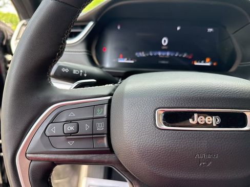 Used 2024 Jeep Grand Cherokee Limited image 23