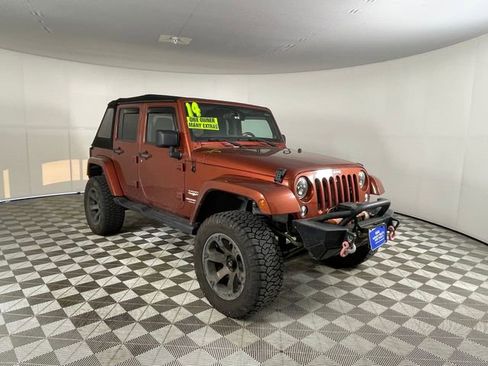 Used 2014 Jeep Wrangler Unlimited Sahara w/ Dual Top Group AWD/4WD image 17