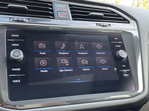 Used 2022 Volkswagen Tiguan SE image 10