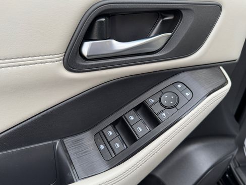 Used 2024 Nissan Rogue SV w/ SV Premium Package image 12