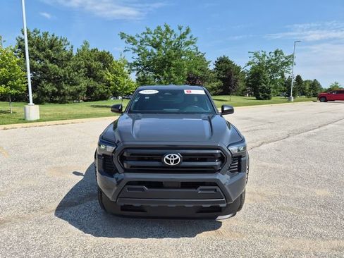 Used 2025 Toyota Tacoma SR AWD/4WD image 2