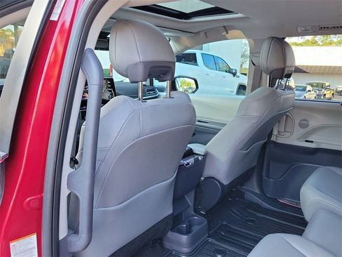 Used 2022 Toyota Sienna XLE image 12