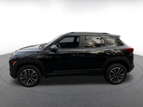 Used 2025 Chevrolet Trax LT w/ LT Convenience Package image 6