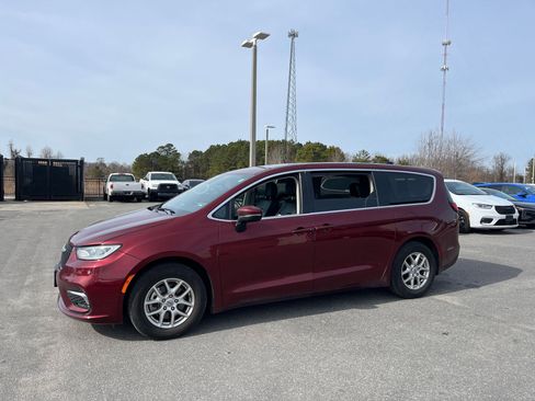 Used 2023 Chrysler Pacifica Touring-L image 5