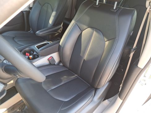 Used 2024 Chrysler Pacifica Limited FWD image 16