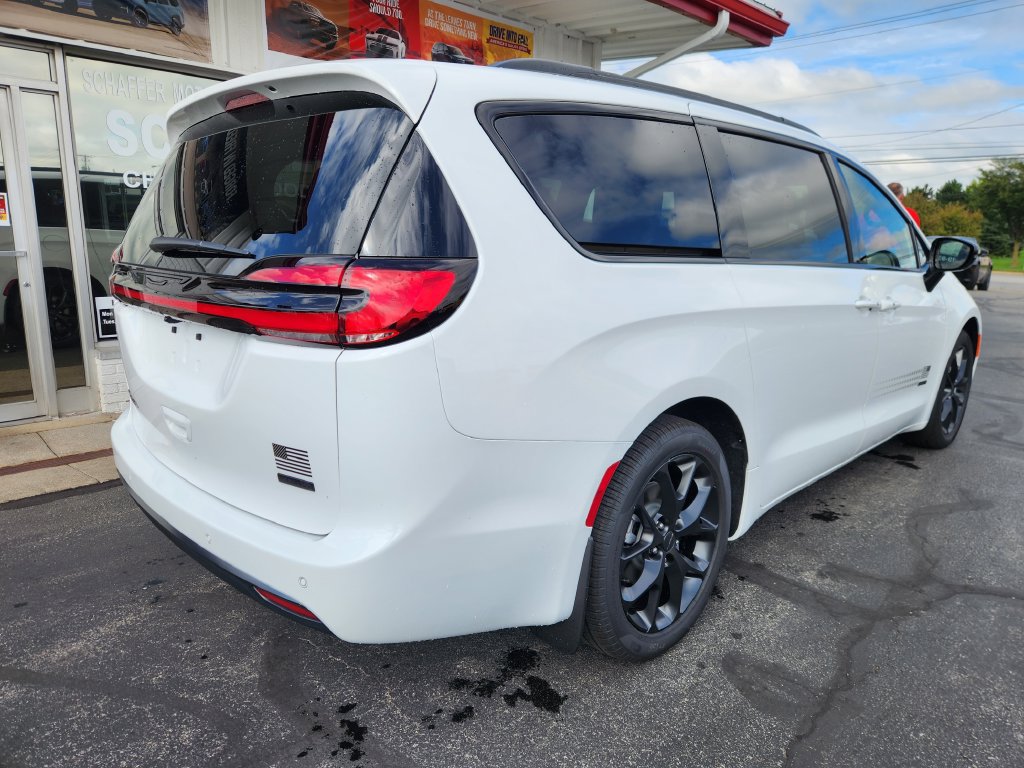 New 2027 Chrysler Pacifica Select FWD image 3