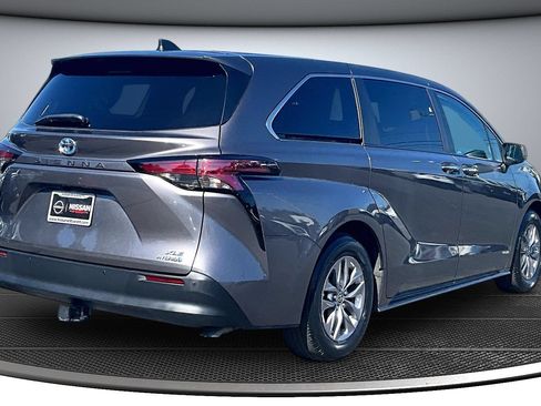Used 2021 Toyota Sienna XLE FWD image 6