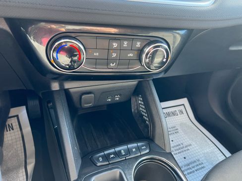 Used 2025 Chevrolet TrailBlazer LT AWD/4WD image 19