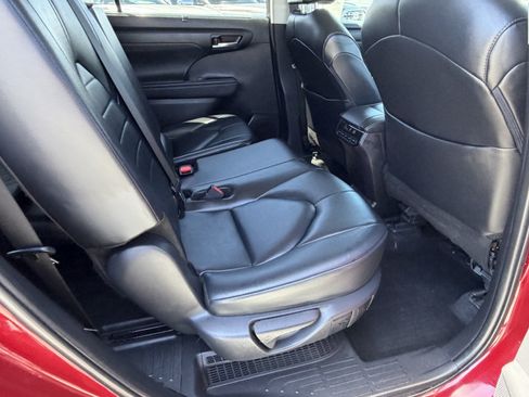 Certified 2024 Toyota Highlander XLE AWD/4WD image 12