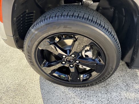 New 2025 Jeep Grand Cherokee Altitude image 10