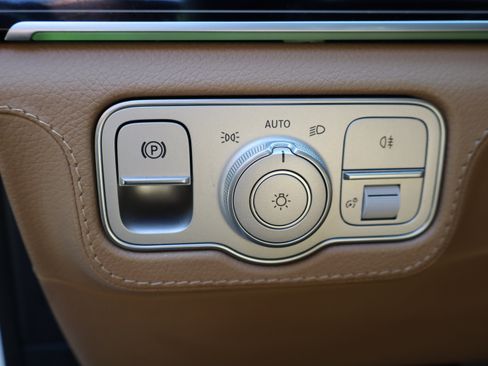 Used 2025 Mercedes-Benz GLS 580 4MATIC image 26