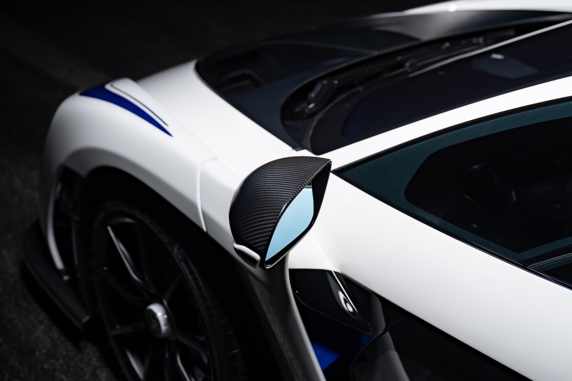 Used 2019 McLaren Senna RWD image 48