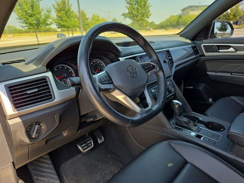 Used 2021 Volkswagen Atlas Cross Sport SE w/ Panoramic Sunroof Package FWD image 2