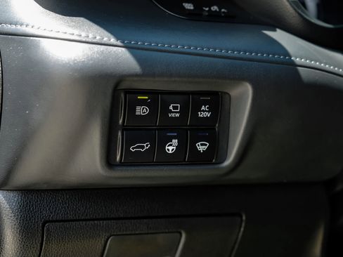 Used 2020 Toyota Highlander Limited FWD image 38