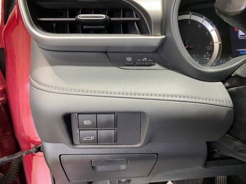 Used 2020 Toyota Highlander LE AWD/4WD image 17