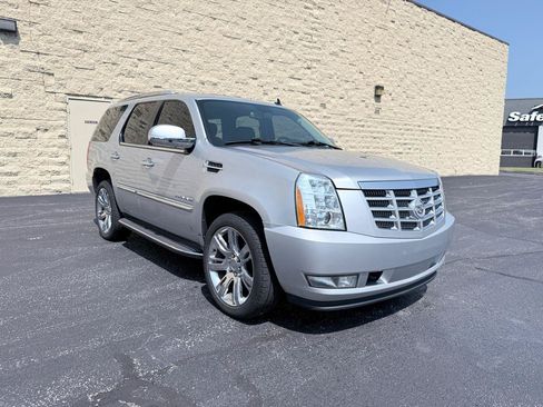 Used 2012 Cadillac Escalade Luxury AWD/4WD image 7