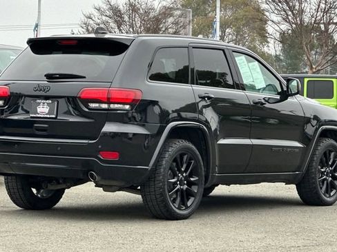 Used 2018 Jeep Grand Cherokee Altitude image 4