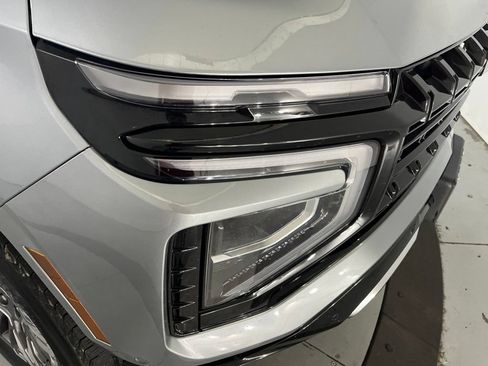 Used 2025 Chevrolet Suburban Z71 AWD/4WD image 33