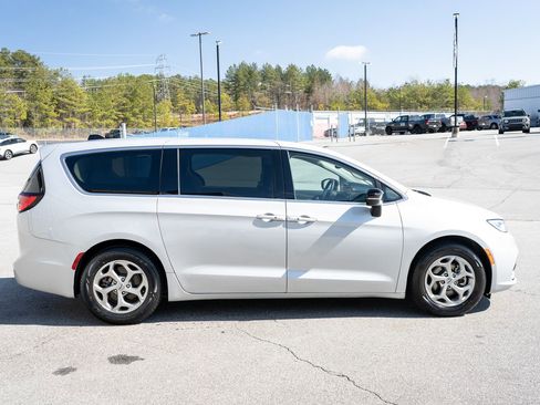 Used 2024 Chrysler Pacifica Limited FWD image 11