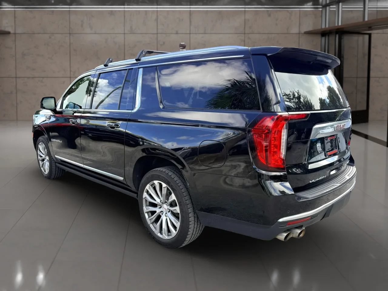 Used 2021 GMC Yukon XL Denali w/ Denali Premium Package AWD/4WD image 5