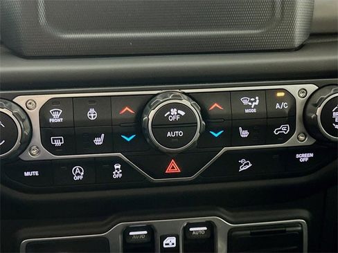 Used 2018 Jeep Wrangler Unlimited Sahara w/ Cold Weather Group image 15