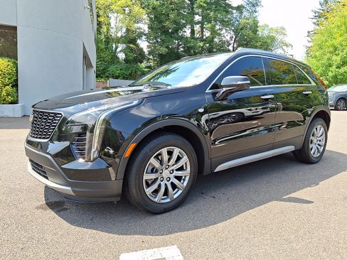 Used 2023 Cadillac XT4 Premium Luxury w/ Technology Package AWD/4WD image 3