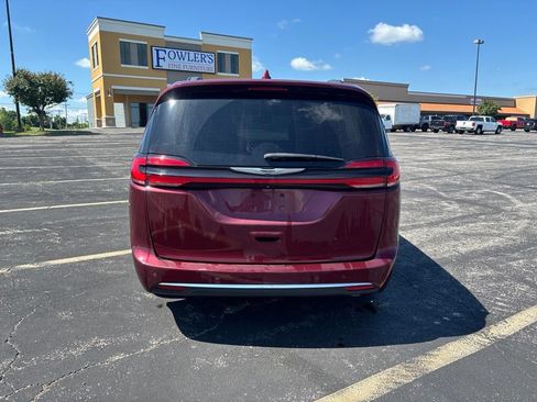 Used 2021 Chrysler Pacifica Touring FWD image 6