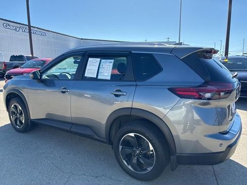 Used 2025 Nissan Rogue SV w/ SV Premium Package image 5