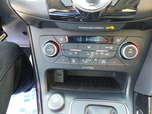 Used 2017 Ford Focus Titanium FWD image 36