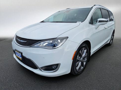 Used 2017 Chrysler Pacifica Limited image 3