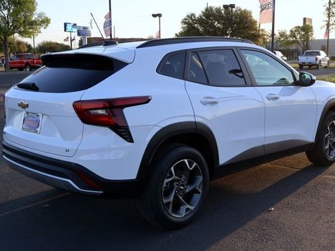 Used 2025 Chevrolet Trax LT w/ LT Convenience Package image 13