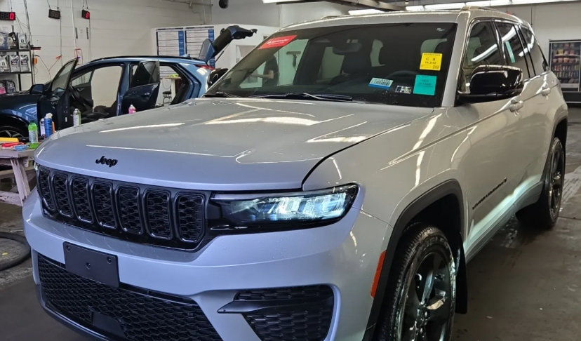 Used 2023 Jeep Grand Cherokee Altitude AWD/4WD image 1