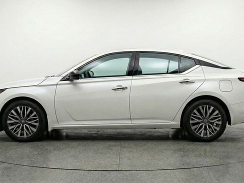 Used 2025 Nissan Altima 2.5 SV image 5