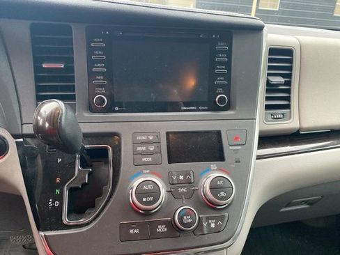 Used 2018 Toyota Sienna XLE Premium image 13