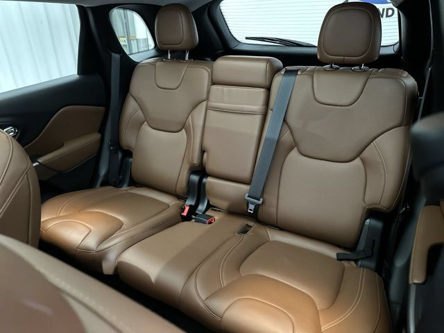 Used 2019 Jeep Cherokee Overland w/ Technology Group AWD/4WD image 28