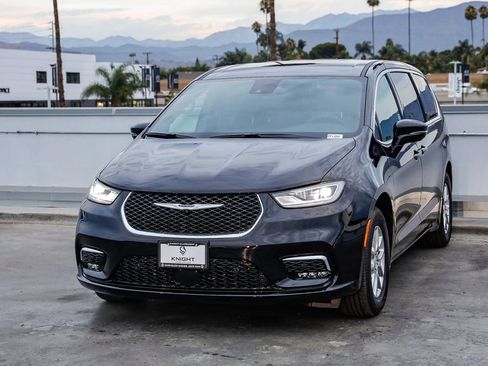 New 2026 Chrysler Pacifica Select image 4