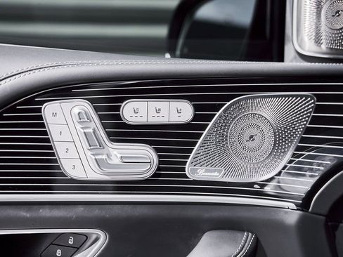 Used 2024 Mercedes-Benz Maybach GLS 600 4MATIC image 37