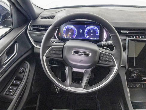 New 2025 Jeep Grand Cherokee Altitude image 30